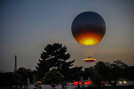 Aurelien Morissard/AP/dpa | Viele Menschen in Paris hatten sich gewünscht, dass der olympische Ballon wieder in die Stadt zurückkehrt.