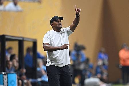 Sven Hoppe/dpa | Vincent Kompany hatte viel zu coachen am Spielfeldrand.