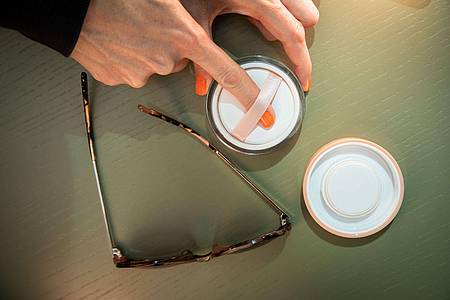 Christin Klose/dpa-tmn | Schritt 1: Das transparente Puder mit Puderquaste aufnehmen.