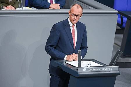 Katharina Kausche/dpa | Merz weist Vorwürfe von Weidel scharf zurück. 