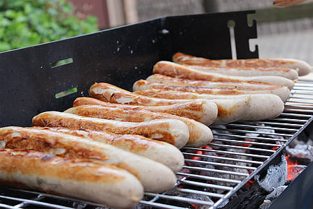 Würstchen auf dem Grill