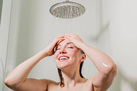 Monique Wüstenhagen/dpa-tmn | Wer bei Hitze duschen will, nimmt besser lauwarmes als kaltes Wasser - das schont den Kreislauf.