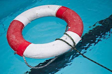 Ole Spata/dpa-Zentralbild/dpa | Schwimmen macht Spaß, birgt aber auch Gefahren. Menschen sollten diese nicht unterschätzen. (Symbolbild)