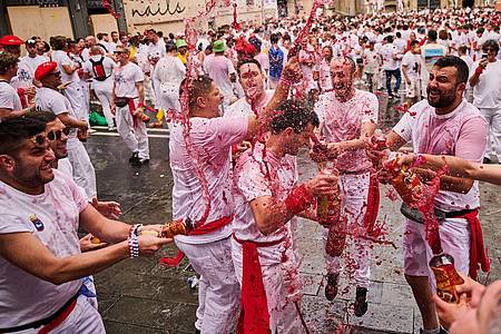 Miguel Oses/AP/dpa | Die Feiernden warten auf den Start der «Chupinazo»-Rakete, mit der das San-Fermín-Festival 2025 offiziell eröffnet wird.
