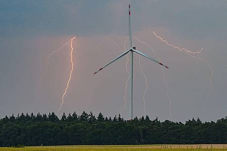Patrick Pleul/dpa | Die Gewitter können auch Starkregen im Gepäck haben. (Archivbild)