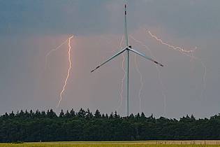 Patrick Pleul/dpa | Die Gewitter können auch Starkregen im Gepäck haben. (Archivbild)