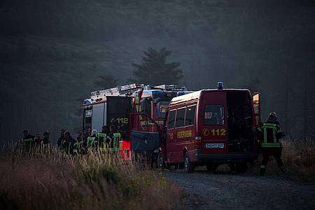 Daniel Vogl/dpa | 1.000 Einsatzkräfte kämpfen mit Flammen, Rauch, Staub und Hitze.