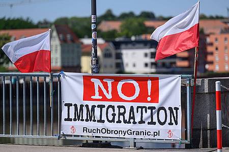 Patrick Pleul/dpa | Polnische Rechtsradikale haben Bürgerwehren formiert, die an der Grenze nach Migranten suchen. (Archivbild) 