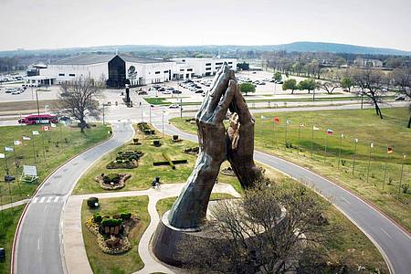 -/Artline Films/ARTE F/dpa | Die «Praying Hands-Statue» von Tulsa im US-Staat Oklahoma.