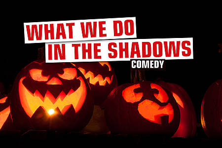 Kürbisse im Dunkeln mit Aufschrift "What we do in the shadows"