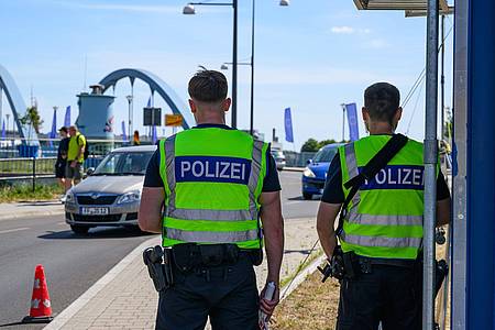 Patrick Pleul/dpa | Wie hier an der polnischen Grenze kontrolliert Deutschland mittlerweile auch alle anderen Landgrenzen. 