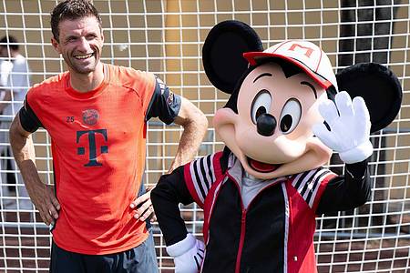 Sven Hoppe/dpa | Thomas Müller in Orlando mit Micky Maus.