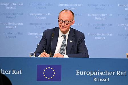 Ansgar Haase/dpa | Hat sich «ausgesprochen wohl gefühlt»: Bundeskanzler Friedrich Merz bei seinem ersten EU-Gipfel in Brüssel.
