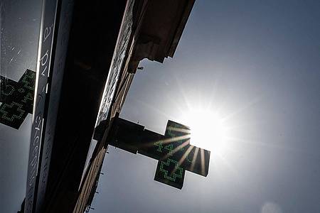 Loic Venance/AFP/dpa | Zahlreiche Schulgebäude in Frankreich sind nicht auf hohe Temperaturen ausgelegt. (Archivbild)