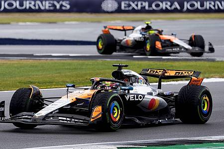 Andrew Matthews/PA Wire/dpa | McLaren-Fahrer Oscar Piastri aus Australien vor seinem Teamkollegen Lando Norris aus Großbritannien auf der Strecke.