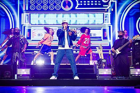 Moritz Frankenberg/dpa | Mit Tänzerinnen und Liveband sorgt Will Smith in Wolfsburg für Stimmung.
