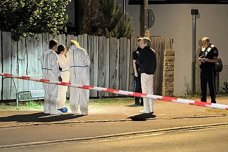 Goppelt/Vifogra /dpa | Noch in der Nacht zum Sonntag kam es im Bereich des Tatortes unweit des Großen Brombachsees bei Ramsberg zu umfangreichen Spurensicherungsmaßnahmen der Polizei.