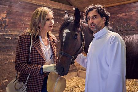 Frank Dicks/ZDF/dpa | Szene aus dem ZDF-Film «Andere Eltern - die 1. Klasse»: Frau Marx (Veronica Ferres) bekommt von Björn (Serkan Kaya) das Pferd «Tortilla» vorgestellt. 