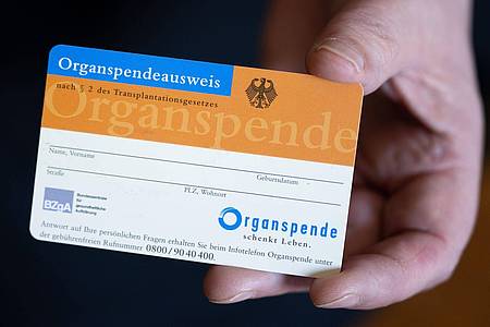 Hendrik Schmidt/dpa/dpa-tmn | Ein Organspendeausweis macht die persönliche Entscheidung deutlich - im Urlaub ist eine landessprachliche Variante sinnvoll.