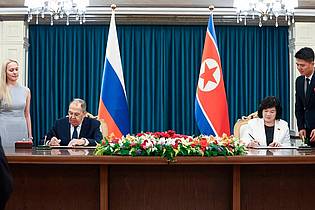 Uncredited/Russian Foreign Ministry Press Service/AP/dpa | Der russische Außenminister Sergej Lawrow besucht die nordkoreanische Küstenstadt Wonsan, wo er unter anderem Gespräche mit seiner Amtskollegin Choe Son Hui geführt hat.