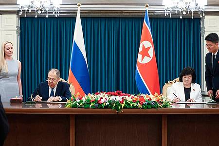 Uncredited/Russian Foreign Ministry Press Service/AP/dpa | Der russische Außenminister Sergej Lawrow besucht die nordkoreanische Küstenstadt Wonsan, wo er unter anderem Gespräche mit seiner Amtskollegin Choe Son Hui geführt hat.