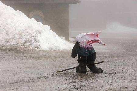 Ein Wanderer kämpft auf dem Brocken gegen starke Windböen. Foto: Matthias Bein/dpa-Zentralbild/dpa