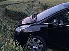 Die Fahrt endete auf einem Getreidefeld. Foto: Polizei Minden-Lübbecke