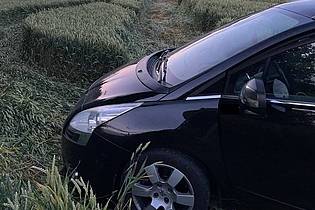Die Fahrt endete auf einem Getreidefeld. Foto: Polizei Minden-Lübbecke