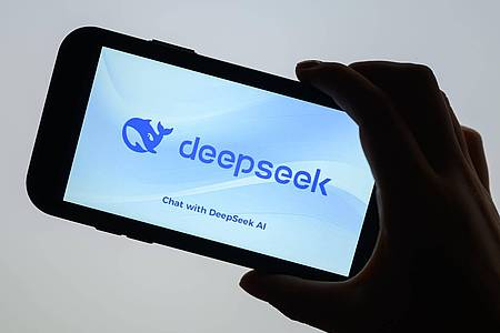 Patrick Pleul/dpa | Der chinesische KI-Chatbot DeepSeek steht in zahlreichen Ländern in der Kritik. (Archivbild)