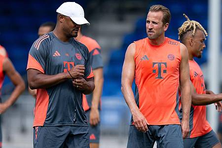 Sven Hoppe/dpa | Trainer Vincent Kompany (l) im Gespräch mit Torjäger Harry Kane.