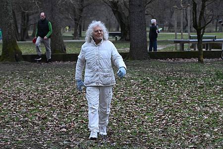 Felix Hörhager/dpa | Der krebskranke Langhans beim Spaziergang im Münchner Luitpoldpark. (Archivbild)