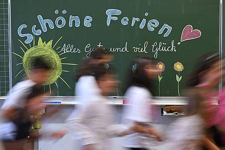 Bernd Weißbrod/dpa | Auf sechs Wochen Sommerferien können sich Schülerinnen und Schüler in Deutschland freuen. (Archivbild)