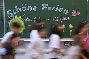 Bernd Weißbrod/dpa | Auf sechs Wochen Sommerferien können sich Schülerinnen und Schüler in Deutschland freuen. (Archivbild)