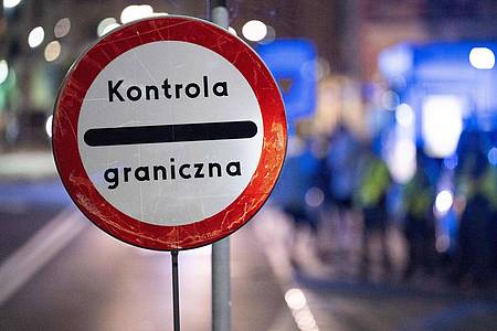 Sebastian Kahnert/dpa |  Polen hat vorübergehend die Grenzkontrollen an der deutsch-polnischen Grenze wieder aufgenommen. Auf dem Schild steht «Kontrola graniczna» auf Deutsch Grenzkontrolle. (Foto aktuell) 