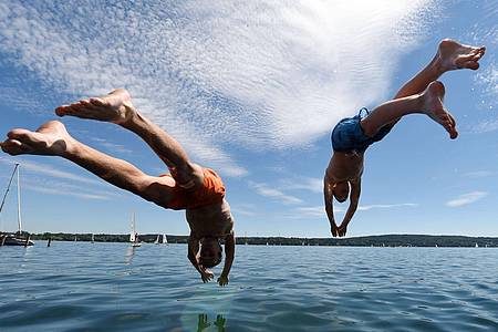 Tobias Hase/dpa/dpa-tmn | Flachköpper macht aua! Einen Kopfsprung ins Wasser sollte man nur wagen, wenn es erlaubt und das Wasser sicher tief genug ist. 
