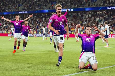 Robert Nemeti/dpa | Die U21 jubelt über das 2:2.