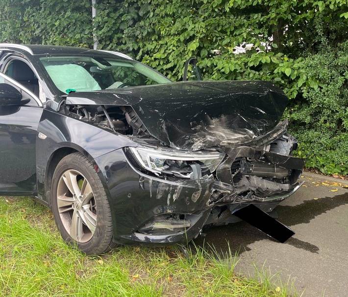 Der Opel der Bad Oeynhausenerin wurde bei dem Unfall stark beschädigt.
Foto: Polizei Minden-Lübbecke