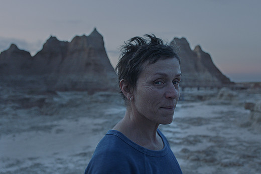 Frances McDormand steht in einer Nahaufnahme vor dem Horizont