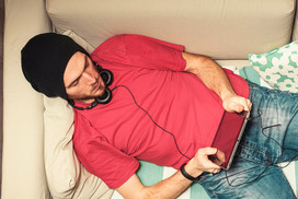Mann mit Kopfhörern und iPad