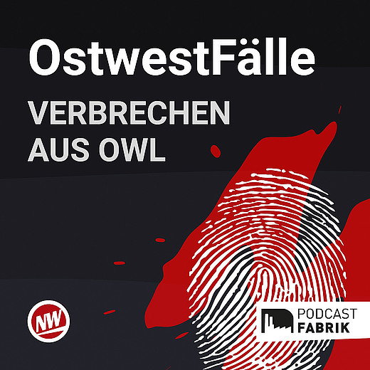 Podcastcover von "OstwestFälle - Verbrechen aus OWL" zeigt einen Fingerabdruck auf einer Blutspur