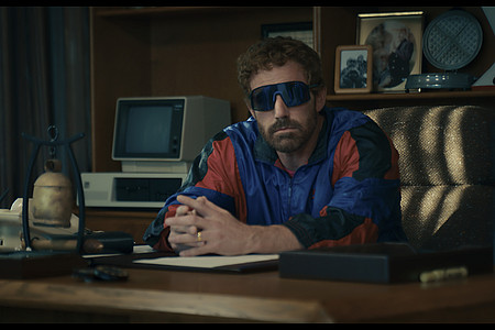 Ben Affleck sitzt in seiner Rolle als Nike Chef in Sonnenbrille hinter einem Schreibtisch.