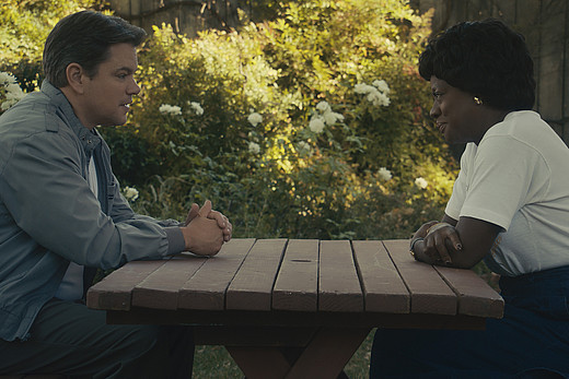 Matt Damon und Viola Davis sitzen sich gegenüber.