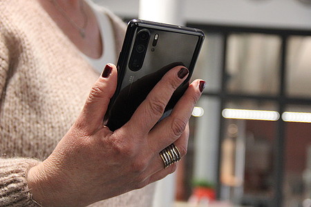 Frau hält Android-Smartphone
