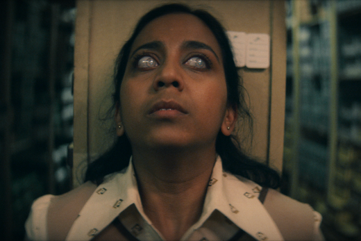 Anjana Vasan in ihrer Black Mirror Rolle der Folge Demon 79: sie legt den Kopf in den Nacken und ihre Augen sind milchig weiß verfärbt.