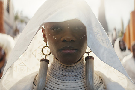 Hautprotagonistin Shuri in einer weißen Robe