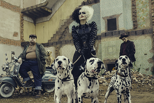 Cruella geht mit drei Dalmatinern spazieren