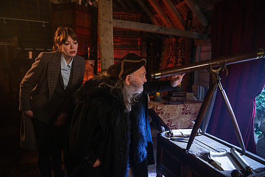 Philomena Cunk beugt sich über Leonardo DaVinci