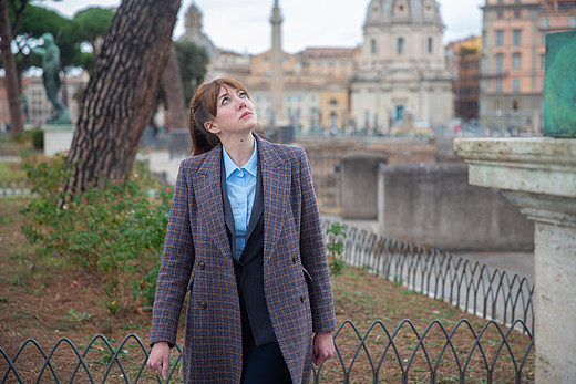 Philomena Cunk am Flussufer