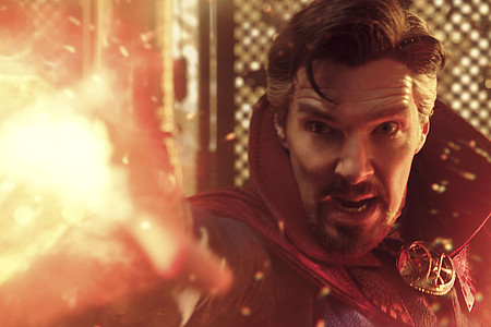 Doctor Strange vollführt einen funkensprühenden Magietrick in die Kamera.