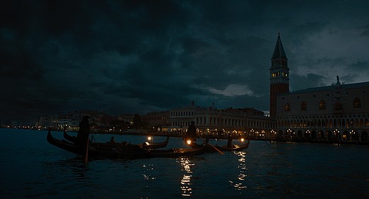 Venedig der Vierziger-Jahre bei Nacht - A Haunting in Venice auf Disney+.